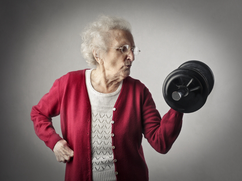 Anciana levantando pesas. Razones por las que el peso varía rápidamente.